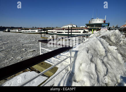 New York, Stati Uniti d'America. Xx Febbraio 2015. Ice floes sono visibili lungo il fiume Hudson in New York City, Stati Uniti nel febbraio 20, 2015. New York City di gestione delle emergenze ha emesso un avviso meteo per pericolosi a basse temperature per il 20 febbraio, seguita da un mix invernale di neve, nevischio e Pioggia gelata. Un terribilmente freddo chill noto come 'Siberian Express' ha avvolto gran parte dell America orientale, invio di temperature crollate sotto i loro normali livelli di febbraio per registrare i minimi in almeno 100 posti. Credito: Wang Lei/Xinhua/Alamy Live News Foto Stock