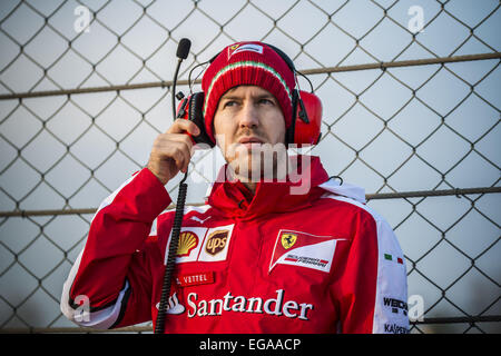 Montmelo, Catalogna, Spagna. Xx Febbraio 2015. Sebastian Vettel (GER) della Scuderia Ferrari arriva presso la pista di osservare le prove del giorno due di Formula Uno test pre-stagione sul circuito de Barcelona - Catalunya Credito: Matthias Oesterle/ZUMA filo/ZUMAPRESS.com/Alamy Live News Foto Stock