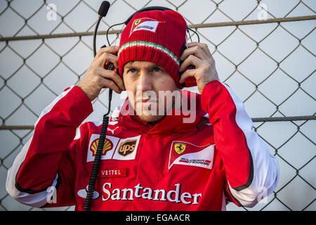 Montmelo, Catalogna, Spagna. Xx Febbraio 2015. Sebastian Vettel (GER) della Scuderia Ferrari arriva presso la pista di osservare le prove del giorno due di Formula Uno test pre-stagione sul circuito de Barcelona - Catalunya Credito: Matthias Oesterle/ZUMA filo/ZUMAPRESS.com/Alamy Live News Foto Stock
