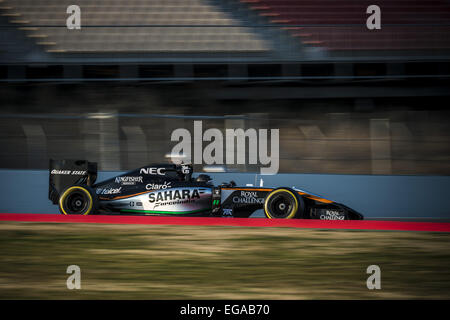 Montmelo, Catalogna, Spagna. Xx Febbraio 2015. Sergio Perez (MEX) unità di una Force India durante il giorno due di Formula Uno test pre-stagione sul circuito de Barcelona - Catalunya Credito: Matthias Oesterle/ZUMA filo/ZUMAPRESS.com/Alamy Live News Foto Stock