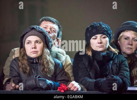 Kiev, Ucraina. Xx Febbraio, 2015. I parenti delle vittime su Euromaidan durante un rally in memoria -- a Piazza Indipendenza a Kiev raccolte ai residenti e ai visitatori di partecipare ad attività che commemora gli eroi del cielo in onore di centinaia di cittadini che sono stati uccisi durante la rivoluzione della dignità da novembre 2013 a febbraio 2014. Durante gli scontri di manifestanti e forze di sicurezza nel febbraio 2014 nel centro della città, uccidendo più di cento persone. Complessivamente durante Euromaidan subito 2,5 mila persone, 104 di loro sono morti. Credito: Igor Golovnov/Alamy Live News Foto Stock