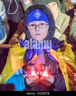 Kiev, Ucraina. Xx Febbraio, 2015. Ragazzo tenere lampada accesa -- a Piazza Indipendenza a Kiev raccolte ai residenti e ai visitatori di partecipare ad attività che commemora gli eroi del cielo in onore di centinaia di cittadini che sono stati uccisi durante la rivoluzione della dignità da novembre 2013 a febbraio 2014. Durante gli scontri di manifestanti e forze di sicurezza nel febbraio 2014 nel centro della città, uccidendo più di cento persone. Complessivamente durante Euromaidan subito 2,5 mila persone, 104 di loro sono morti. Credito: Igor Golovnov/Alamy Live News Foto Stock