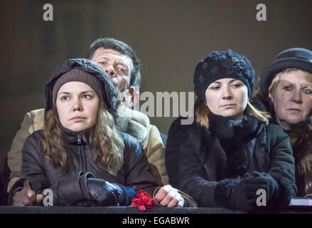 Febbraio 20, 2015 - i parenti delle vittime su Euromaidan durante un rally in memoria -- a Piazza Indipendenza a Kiev raccolte ai residenti e ai visitatori di partecipare ad attività che commemora gli eroi del cielo in onore di centinaia di cittadini che sono stati uccisi durante la rivoluzione della dignità da novembre 2013 a febbraio 2014. Durante gli scontri di manifestanti e forze di sicurezza nel febbraio 2014 nel centro della città, uccidendo più di cento persone. Complessivamente durante Euromaidan subito 2, 5 mila persone, 104 di loro sono morti. © Igor Golovniov/ZUMA filo/Alamy Live News Foto Stock