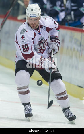 Zagabria, Croazia. Xx Febbraio 2015. Brock Trotter della dinamo Riga compete durante la Kontinental Hockey League (KHL) match contro Medvescak Zagabria a Zagabria, la capitale della Croazia, il 20 febbraio, 2015. Dinamo Riga ha vinto 3-1. © Miso Lisanin/Xinhua/Alamy Live News Foto Stock