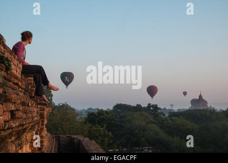 Guardare turistico Alba da pareti del tempio con i palloni ad aria calda floating volo sopra,pagana Bagan,birmania, myanmar Foto Stock