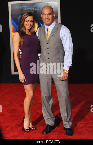 LOS ANGELES, CA - Marzo 6, 2014: Tito Ortiz & Amber Miller all'U.S. premiere di 'esigenza di velocità' a TCL Chinese Theatre, Hollywood. Foto Stock