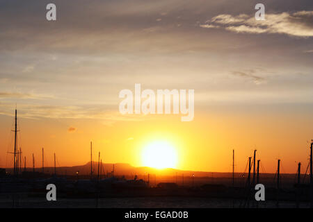 Bel sole splendere sul mare Foto Stock