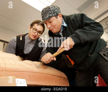 Carver Master Chief Ray Natraoro, o Ses Siyam, lavora su un benvenuto la figura del totem pole. Squamish BC, Canada. Foto Stock