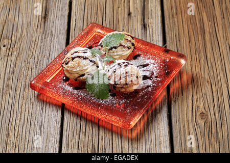 A forma di noce cookie riempito con crema di burro Foto Stock