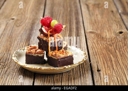 Fetta di arachidi cookies guarnita con frutta fresca Foto Stock