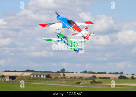 Coppia di rc model stunt gli aerei che decollano insieme a air show Foto Stock