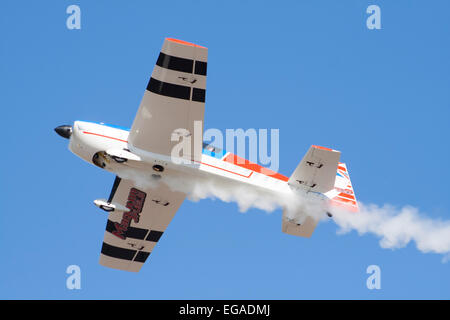 RC stunt aereo modello con vapore trail nel cielo Foto Stock