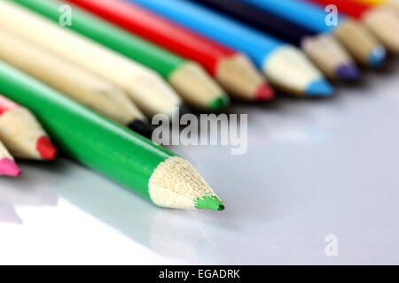 Diversi colori pastello è disposto su sfondo bianco. Foto Stock