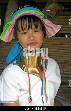 Un residente di Karen hill tribe in Chiang Mai, famosi per il loro lungo il collo. Foto Stock