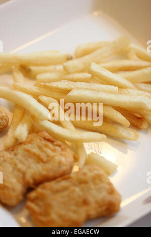 Patatine fritte e pollo fritto sul piatto nel ristorante. Foto Stock