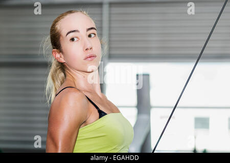 Bella sportivo atletica giovane ragazza che lavora fuori in palestra Foto Stock