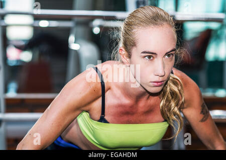 Bella sportivo atletica giovane ragazza che lavora fuori in palestra Foto Stock