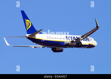 Ryanair Boeing 737-800 decollare contro un cielo blu Foto Stock