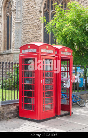 Fila di due red britannico le cabine telefoniche Foto Stock