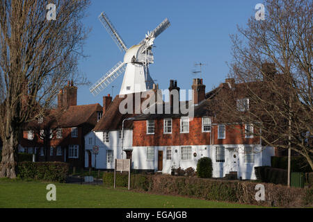 Unione Mill e tradizionali case di Kent, Cranbrook, Kent, England, Regno Unito, Europa Foto Stock