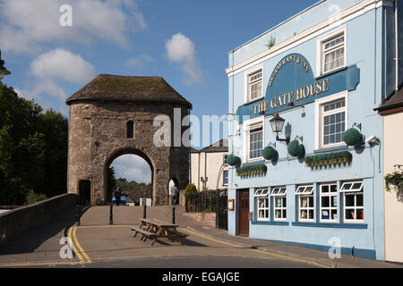 Monnow Bridge e alla porta con il Gate House pub, Monmouth, Monmouthshire, Wales, Regno Unito, Europa Foto Stock