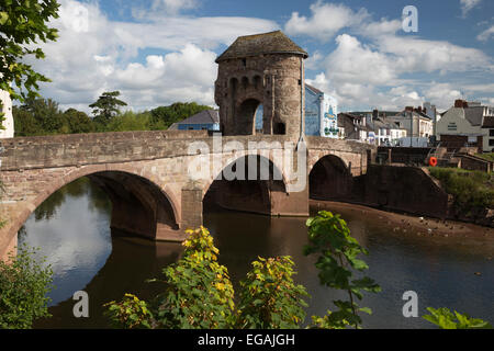 Monnow Bridge e alla porta sul fiume Monnow, Monmouth, Monmouthshire, Wales, Regno Unito, Europa Foto Stock