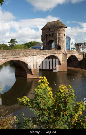 Monnow Bridge e alla porta sul fiume Monnow, Monmouth, Monmouthshire, Wales, Regno Unito, Europa Foto Stock