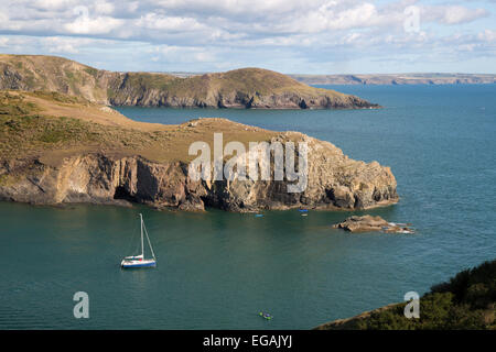 St sposa's Bay guardando verso sud, Solva, Pembrokeshire, Wales, Regno Unito, Europa Foto Stock