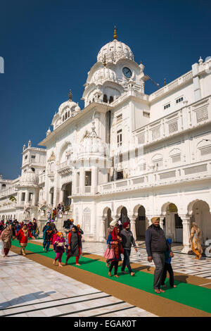 Le persone che entrano nel tempio d'oro, Amritsar Punjab, India Foto Stock