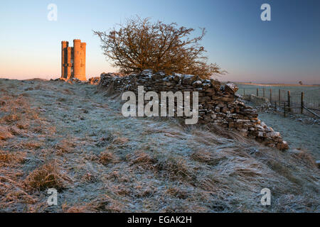 Torre di Broadway in alba frost, Broadway, Cotswolds, Worcestershire, England, Regno Unito, Europa Foto Stock