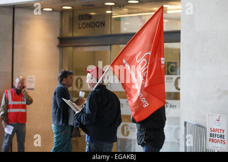 Gli ingegneri della BBC inizia una 48 ore di sciopero alla Broadcasting House in Portland Place, dopo Interserve proposto un 73 per cento per tagliare nella forza lavoro di ingegneria con: atmosfera dove: Londra, Regno Unito quando: 19 Ago 2014 Foto Stock