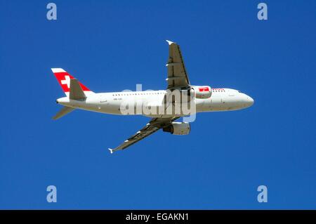 Swiss International Airlines Airbus A320 decollare contro un cielo blu Foto Stock