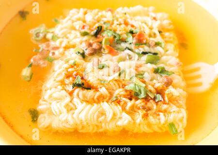 Instant noodle soup prodotta con carne e verdure e spezie Foto Stock