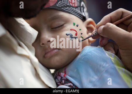 Dacca in Bangladesh. Il 21 febbraio, 2015. Bambino del Bangladesh prende il suo volto dipinto nel corso internazionale di lingua madre giorno presso la centrale di Shaheed Minar a Dhaka, nel Bangladesh , Febbraio 21, 2015. Internazionale di lingua madre giorno viene osservata in commemorazione del movimento in cui un certo numero di studenti è morto nel 1952, difendendo il riconoscimento di Bangle come una lingua dello stato dell'ex Pakistan orientale, ora Bangladesh. Il giorno è ora osservato in tutto il mondo per promuovere la diversità linguistica e culturale e il multilinguismo. Credito: Suvra Kanti Das/ZUMA filo/ZUMAPRESS.com/Alamy Live News Foto Stock