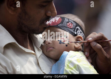 Dacca in Bangladesh. Il 21 febbraio, 2015. Bambino del Bangladesh prende il suo volto dipinto nel corso internazionale di lingua madre giorno presso la centrale di Shaheed Minar a Dhaka, nel Bangladesh , Febbraio 21, 2015. Internazionale di lingua madre giorno viene osservata in commemorazione del movimento in cui un certo numero di studenti è morto nel 1952, difendendo il riconoscimento di Bangle come una lingua dello stato dell'ex Pakistan orientale, ora Bangladesh. Il giorno è ora osservato in tutto il mondo per promuovere la diversità linguistica e culturale e il multilinguismo. Credito: Suvra Kanti Das/ZUMA filo/ZUMAPRESS.com/Alamy Live News Foto Stock