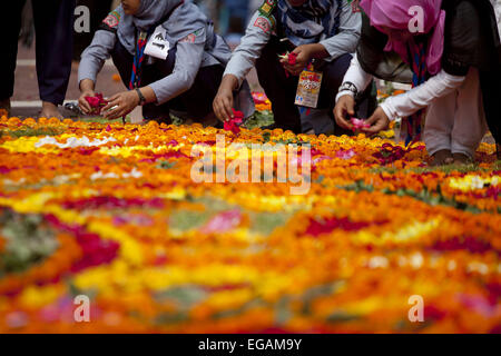 Dacca in Bangladesh. Il 21 febbraio, 2015. Le ragazze del Bangladesh decora la centrale di Dhaka Shaheed Minar, o del martire monumenti Internazionale sulla Lingua Madre giorno a Dhaka, nel Bangladesh , Febbraio 21, 2015. Internazionale di lingua madre giorno viene osservata in commemorazione del movimento in cui un certo numero di studenti è morto nel 1952, difendendo il riconoscimento di Bangla come una lingua dello stato dell'ex Pakistan orientale, ora Bangladesh. Il giorno è ora osservato in tutto il mondo per promuovere la diversità linguistica e culturale e il multilinguismo. Credito: Suvra Kanti Das/ZUMA filo/ZUMAPRESS.com/Alamy Live News Foto Stock