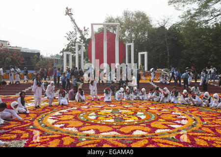 Dacca in Bangladesh. Il 21 febbraio, 2015. Le ragazze del Bangladesh decora la centrale di Dhaka Shaheed Minar, o del martire monumenti Internazionale sulla Lingua Madre giorno a Dhaka, nel Bangladesh , Febbraio 21, 2015. Internazionale di lingua madre giorno viene osservata in commemorazione del movimento in cui un certo numero di studenti è morto nel 1952, difendendo il riconoscimento di Bangla come una lingua dello stato dell'ex Pakistan orientale, ora Bangladesh. Il giorno è ora osservato in tutto il mondo per promuovere la diversità linguistica e culturale e il multilinguismo. Credito: Suvra Kanti Das/ZUMA filo/ZUMAPRESS.com/Alamy Live News Foto Stock