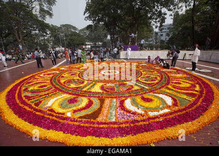 Dacca in Bangladesh. Il 21 febbraio, 2015. Le ragazze del Bangladesh decora la centrale di Dhaka Shaheed Minar, o del martire monumenti Internazionale sulla Lingua Madre giorno a Dhaka, nel Bangladesh , Febbraio 21, 2015. Internazionale di lingua madre giorno viene osservata in commemorazione del movimento in cui un certo numero di studenti è morto nel 1952, difendendo il riconoscimento di Bangla come una lingua dello stato dell'ex Pakistan orientale, ora Bangladesh. Il giorno è ora osservato in tutto il mondo per promuovere la diversità linguistica e culturale e il multilinguismo. Credito: Suvra Kanti Das/ZUMA filo/ZUMAPRESS.com/Alamy Live News Foto Stock