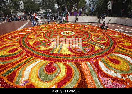 Dacca in Bangladesh. Il 21 febbraio, 2015. Le ragazze del Bangladesh decora la centrale di Dhaka Shaheed Minar, o del martire monumenti Internazionale sulla Lingua Madre giorno a Dhaka, nel Bangladesh , Febbraio 21, 2015. Internazionale di lingua madre giorno viene osservata in commemorazione del movimento in cui un certo numero di studenti è morto nel 1952, difendendo il riconoscimento di Bangla come una lingua dello stato dell'ex Pakistan orientale, ora Bangladesh. Il giorno è ora osservato in tutto il mondo per promuovere la diversità linguistica e culturale e il multilinguismo. Credito: Suvra Kanti Das/ZUMA filo/ZUMAPRESS.com/Alamy Live News Foto Stock