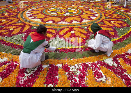 Dacca in Bangladesh. Il 21 febbraio, 2015. Le ragazze del Bangladesh decora la centrale di Dhaka Shaheed Minar, o del martire monumenti Internazionale sulla Lingua Madre giorno a Dhaka, nel Bangladesh , Febbraio 21, 2015. Internazionale di lingua madre giorno viene osservata in commemorazione del movimento in cui un certo numero di studenti è morto nel 1952, difendendo il riconoscimento di Bangla come una lingua dello stato dell'ex Pakistan orientale, ora Bangladesh. Il giorno è ora osservato in tutto il mondo per promuovere la diversità linguistica e culturale e il multilinguismo. Credito: Suvra Kanti Das/ZUMA filo/ZUMAPRESS.com/Alamy Live News Foto Stock