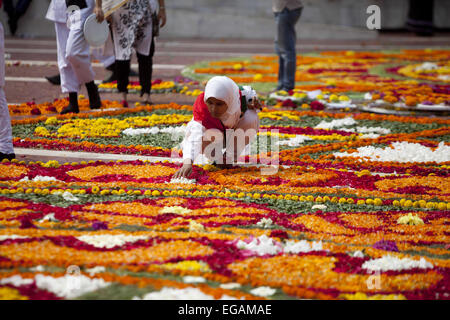 Dacca in Bangladesh. Il 21 febbraio, 2015. Una ragazza del Bangladesh decora la centrale di Dhaka Shaheed Minar, o del martire monumenti Internazionale sulla Lingua Madre giorno a Dhaka, nel Bangladesh , Febbraio 21, 2015. Internazionale di lingua madre giorno viene osservata in commemorazione del movimento in cui un certo numero di studenti è morto nel 1952, difendendo il riconoscimento di Bangla come una lingua dello stato dell'ex Pakistan orientale, ora Bangladesh. Il giorno è ora osservato in tutto il mondo per promuovere la diversità linguistica e culturale e il multilinguismo. Credito: Suvra Kanti Das/ZUMA filo/ZUMAPRESS.com/Alamy Live News Foto Stock