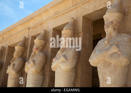 Statue di Hatshepsut a Deir-al-Bahri a Luxor la Valle dei Re. Foto Stock