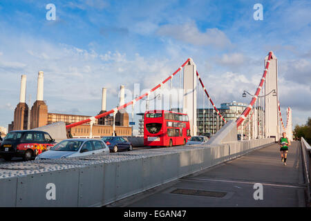 Il traffico su Chelsea Bridge con Battersea Power Station dietro a Londra, Inghilterra Foto Stock