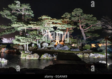 Il giardino di Kenroku-en, Kanazawa, uno dei tre grandi giardini del Giappone. In primavera il giardino è illuminato di notte Foto Stock