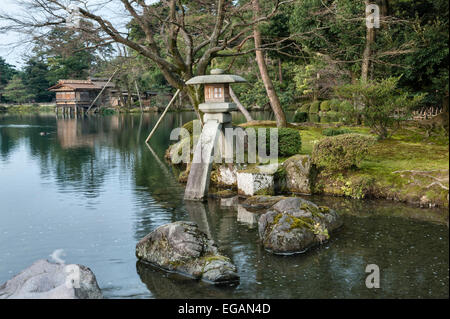 La famosa lanterna di pietra chiamata Kotoji-toro nel giardino di Kenroku-en, Kanazawa, uno dei tre grandi giardini del Giappone Foto Stock