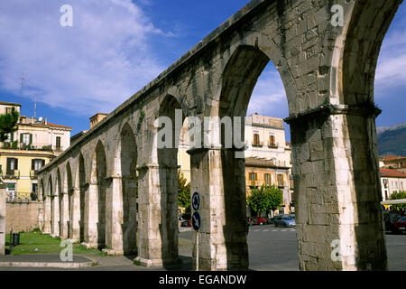 Italia, Abruzzo, Sulmona, acquedotto medievale Foto Stock