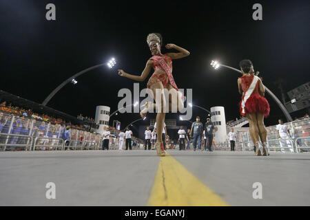 Sao Paulo, Brasile. Xx Febbraio, 2015. Katia Salles (L), "Princess" di Sao Paulo Carnevale 2015 e Theba Pitylla (R), regina di Sao Paulo del Carnevale 2015, esegue accoglienti le scuole di samba paredes, dopo Salles eseguita in corrispondenza della posizione di "Regina della sezione di percussione' (tipo di orchestra di strumenti a percussione che accompagnano il cantante e portare il ritmo della sfilata) di 'Perola Negra", durante il 'Parade di Champions' delle scuole di samba all'Anhembi Sambadrome, in Sao Paulo, Brasile, il 20 febbraio, 2015. Credito: Xinhua/Alamy Live News Foto Stock