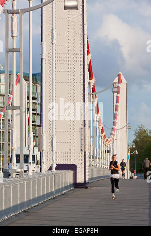 Per chi ama fare jogging lungo il Chelsea Bridge, Londra, Inghilterra Foto Stock