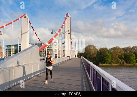 Esecuzione del pareggiatore lungo il Chelsea Bridge, Londra, Inghilterra Foto Stock