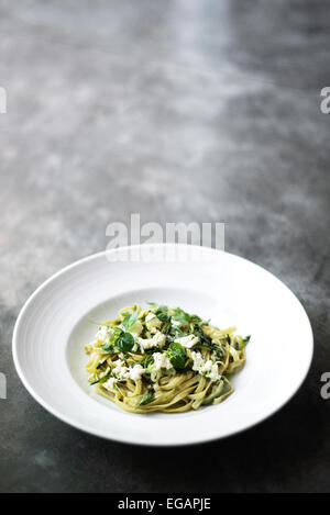 Ricotta alle erbe e tagliatelle Foto Stock